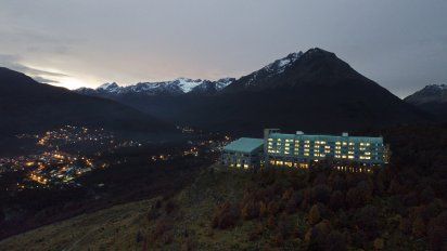 El Arakur Ushuaia Resort & Spa utiliza las luces de las ventanas de su fachada para compartir el mensaje Unidos.