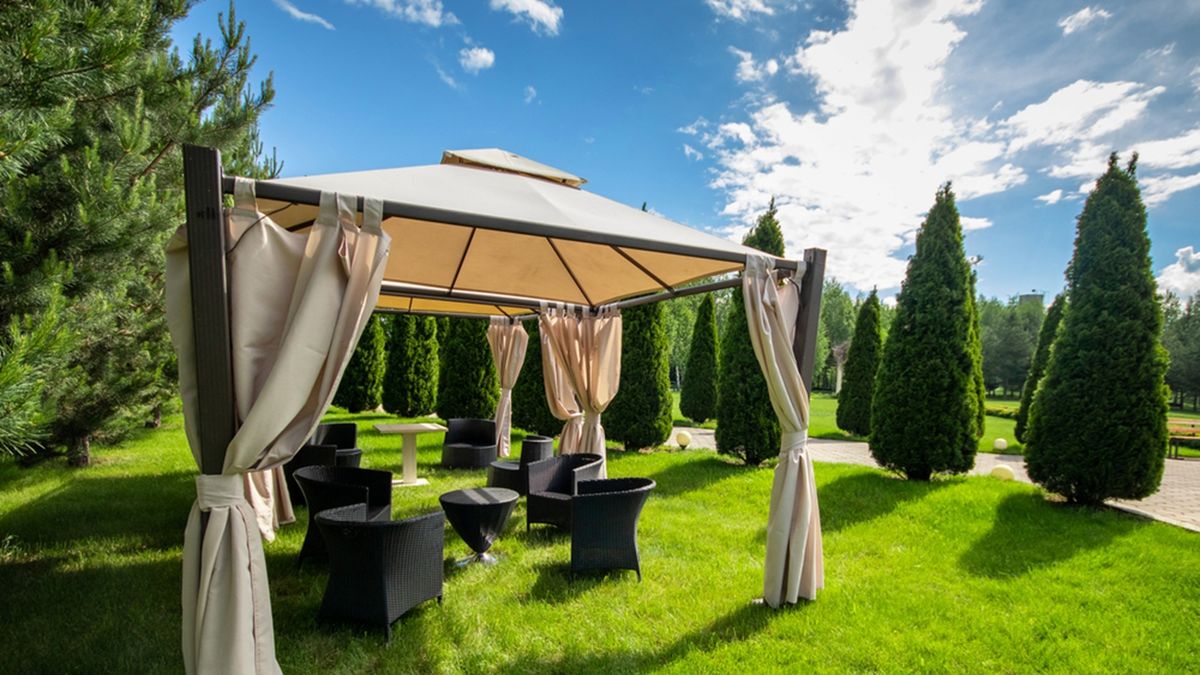 Las pérgolas descubiertas económicas son ideales para zonas con condiciones climáticas no adversas puesto que las estructuras no pueden soportar el peso de las nevadas. También están fabricadas con abeto nórdico muy resistente a cambios climáticos y los gruesos de la madera son un poco inferiores a los de otros modelos.