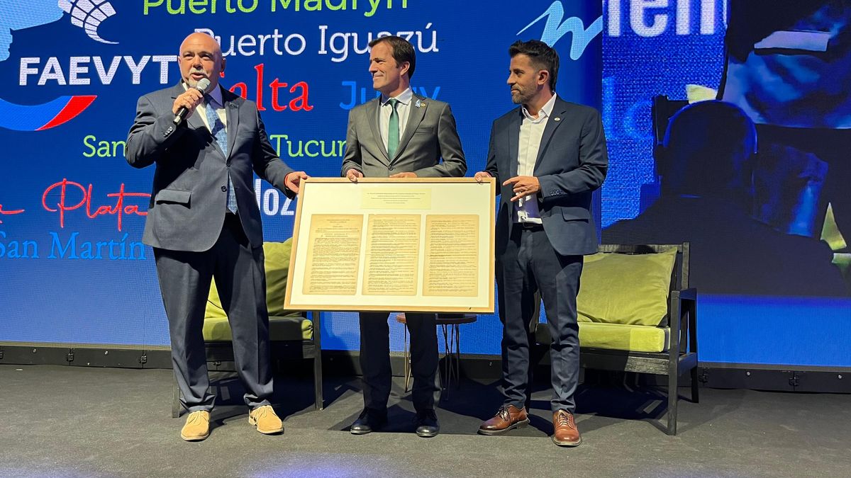 Ladevi hace entrega a Faevyt de la circular original del 1° Congreso Argentino de Viajes y Turismo, celebrado en 1954.&nbsp;