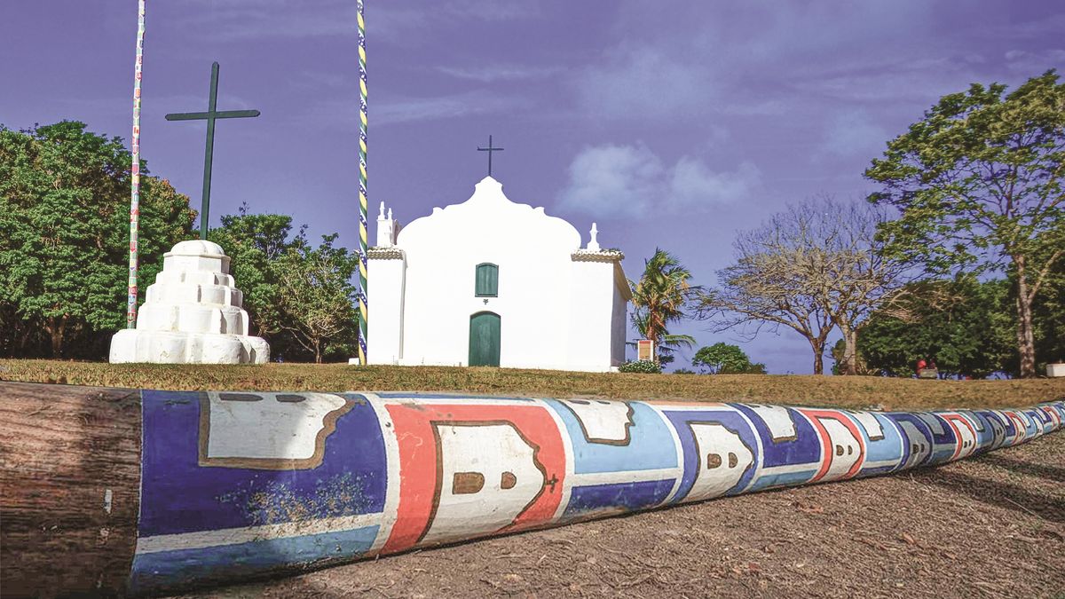 Brasil: Trancoso encanta por su estilo sofisticado y rústico, como puede observarse en su plaza principal, el Quadrado, que conserva casas coloridas y la Iglesia de São João Batista.