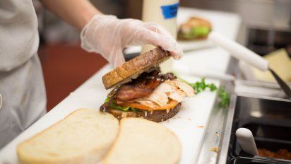 Restaurantes en la mira por protocolo de reparto.