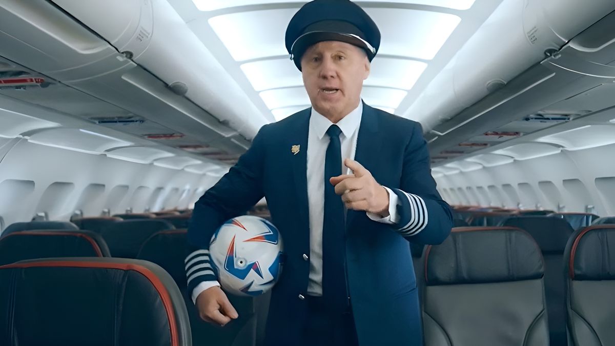 Álex Aguinaga, embajador de la campaña de Latam Airlines.