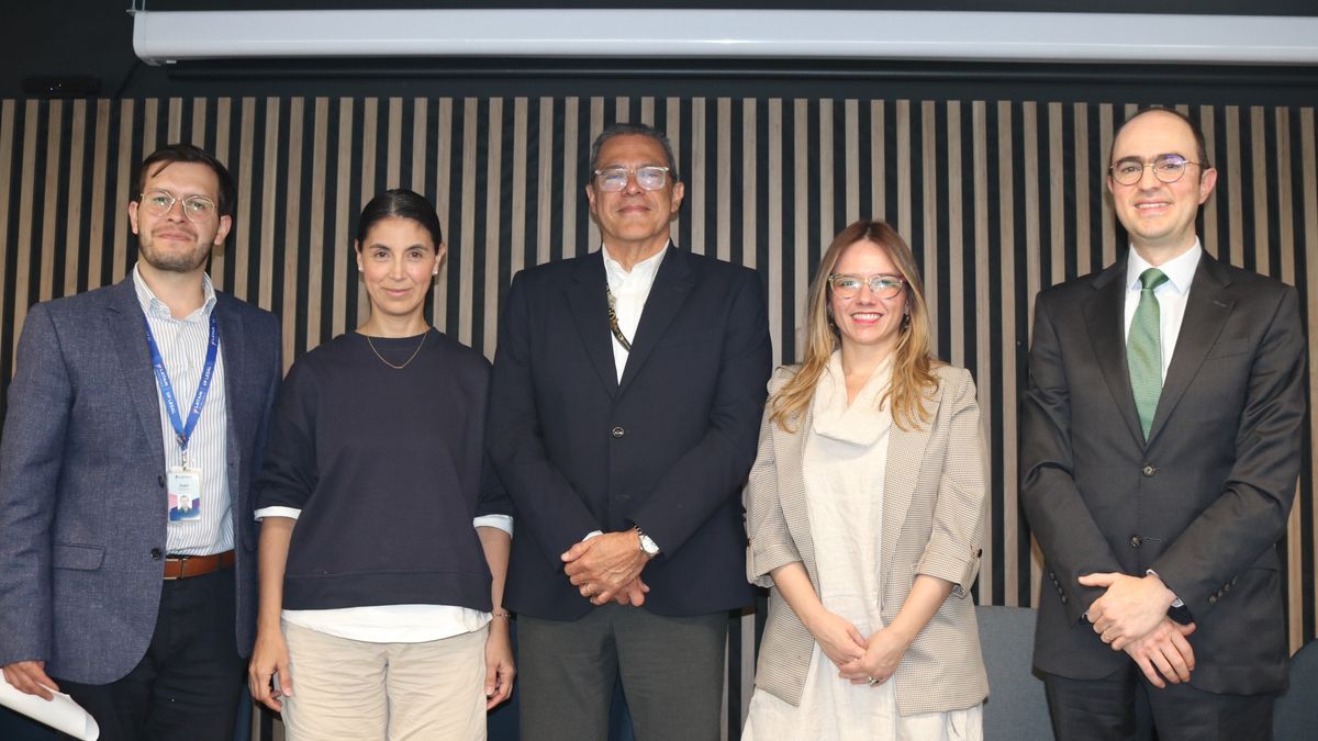 Juan Camilo Sachica, jefe Legal de Latam Airlines; MaríaLara, gerente de Asuntos Corporativos de Latam Airlines; Víctor SánchezMessier, director de Experiencia de Opain; Vanessa Martínez, superintendentedelegada para la Protección de Usuarios de la Superintendencia de Transporte; yJosé Ignacio Arboleda, socio de GarciArboleda Abogados.
