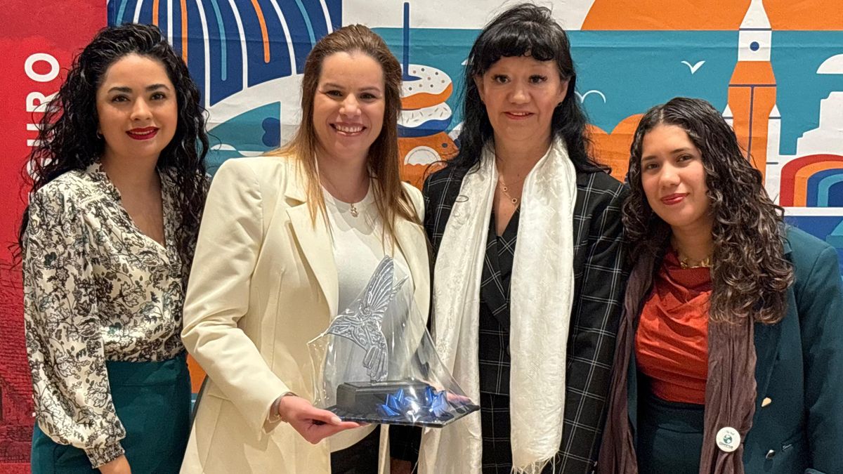 Representantes de Assist Card y Teresa Hernández, presidenta de Confetur.