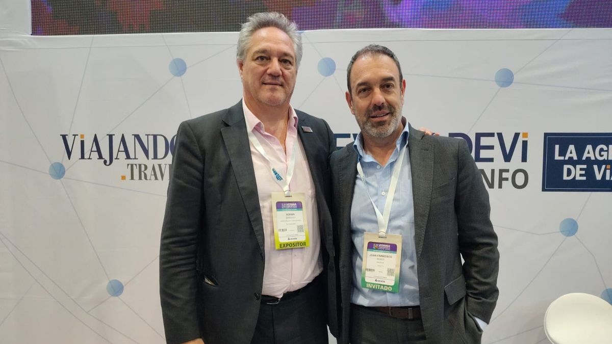 Adrián González, director comercial de Ladevi México, junto a Juan Francisco Muñoz, de Amadeus.