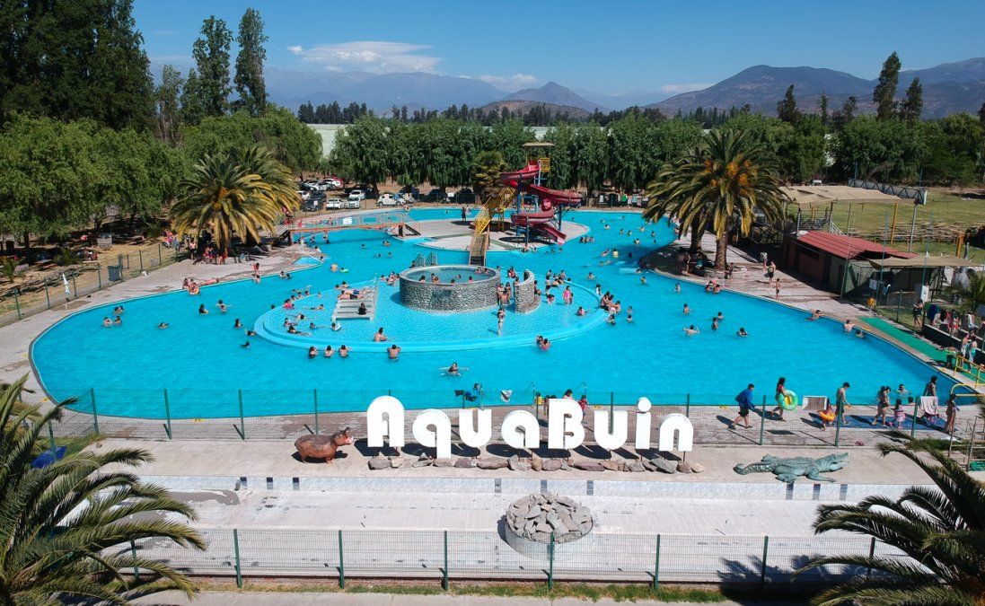 Familias y grupos de amigos aprovechan parques acuáticos y balnearios urbanos para refrescarse y disfrutar del verano en la capital.