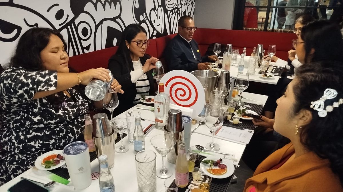 En la masterclass, los agentes ampliaron su conocimiento sobre coctelería.