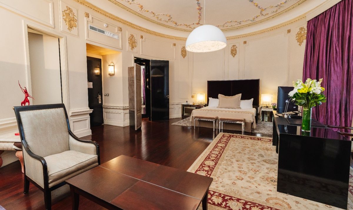 Amplitud y señorío en una de las suites del Savoy Hotel de Buenos Aires.