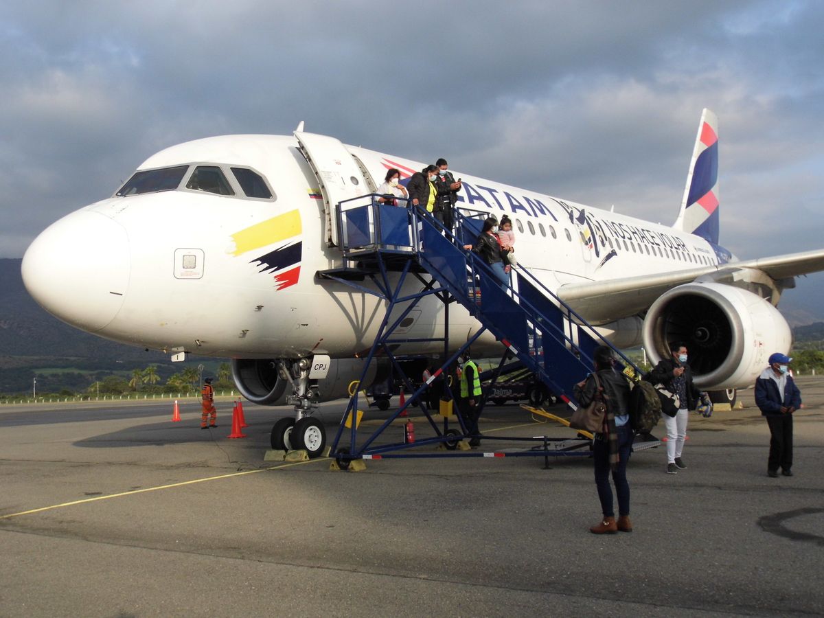 Latam Airlines reportó la cancelación de vuelos debido a la variante de Covid