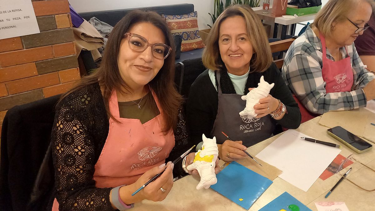 Agentes de viajes pintaron toritos de Pucará en el marco de la capacitación de PromPerú y Travel Group.