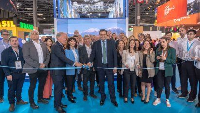 La delegación de Argentina en el inicio de la feria en París.