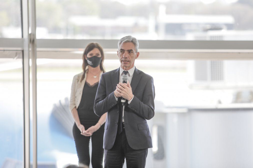 Mario Meoni, ministro de Transporte y Paola Tamburelli, titular de la ANAC, detrás.