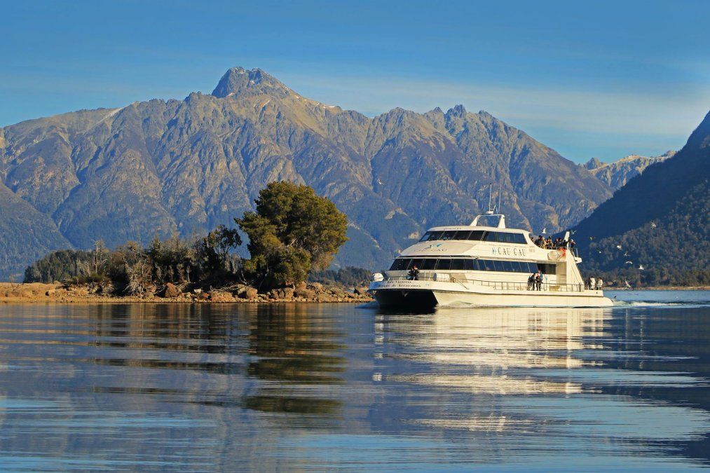 Los paseos en catamarán por los lagos e islas de Bariloche son una clásica actividad para hacer en tu viaje en esta Semana Santa.