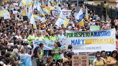 Manifestación en contra del turismo de masas en las Islas Canarias.
