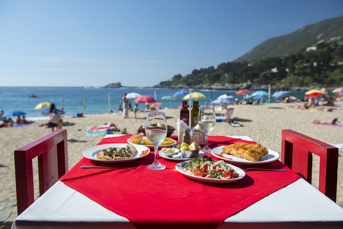 Chile: escapada a la playa con la degustación de un plato de mariscos es otra de las opciones turísticas.