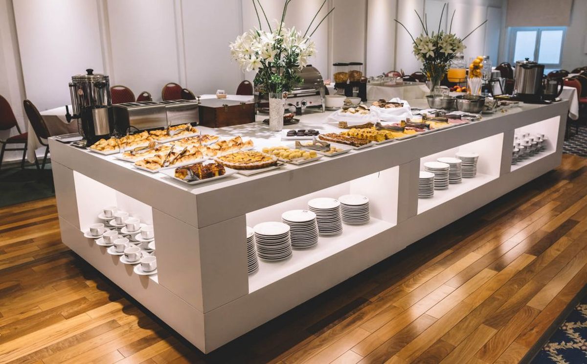 Entre los servicios incluidos del Hotel Dos Reyes de Mar del Plata sobresale el desayuno buffet.