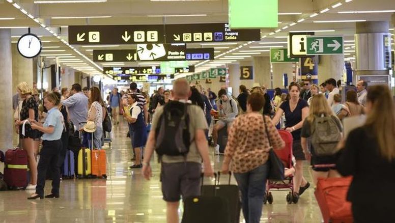 Pasajeros en el Aeropuerto de Madrid-Barajas.