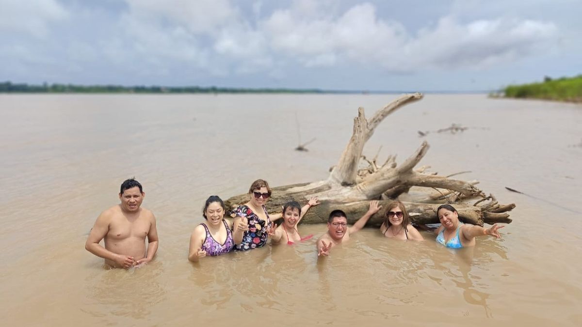 Un momento de relajación en las aguas del río Amazonas.