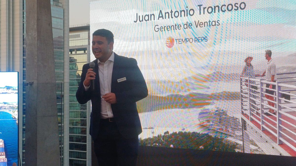 Juan Antonio Troncoso, gerente de ventas de Tempo Reps presentando las novedades de Norwegian durante la celebración del Mes del Agente de Viajes. 