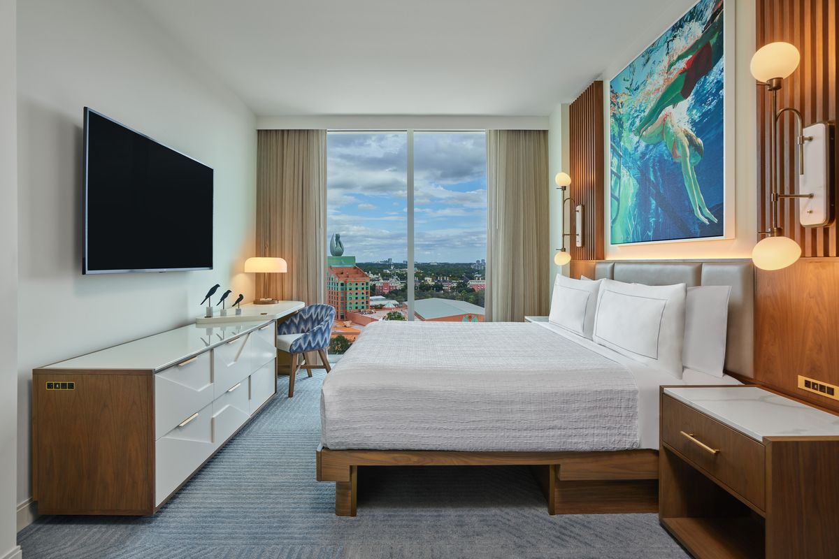Walt Disney World Resort: otro beneficio del Walt Disney World Swan and Dolphin es la estadía de cortesía para menores de 17 años cuando ocupen la misma habitación con sus padres y utilicen las camas existentes en la habitación. 