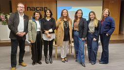 Claudio Sances, encargado de turismo de reuniones de Sernatur; y Verónica Canales, gerenta de promoción y marketing de Fedetur, junto a representantes de Inacap y de la industria turística.&nbsp;