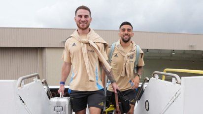 Dos campeones del mundo de la Selección Argentina abordando: Alexis MacAllister y Nicolás González. Las aerolíneas se suman a la Copa América.