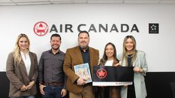 Equipo de Air Canada y Ladevi Medios y Soluciones, junto a la ganadora del sorteo. 