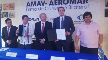 Jesús Briones, gerente de Ventas de Aeromar; Eduardo Paniagua, Humberto Hernández Haddad, Juan Rosello y Felipe Cervantes, tesorero de la AMAV. &nbsp;