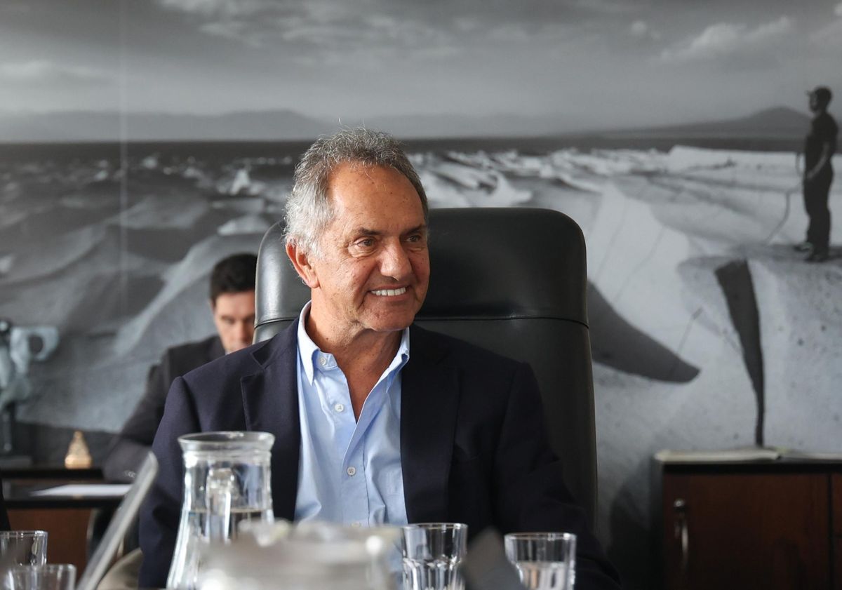 Manuel Adorni asumió como Jefe de Gabinete y se ratificó a Daniel Scioli en Turismo.