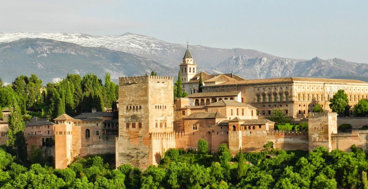 Turespaña: La Alhambra, insignia de su vasto patrimonio histórico, vigila a Granada desde su colina.
