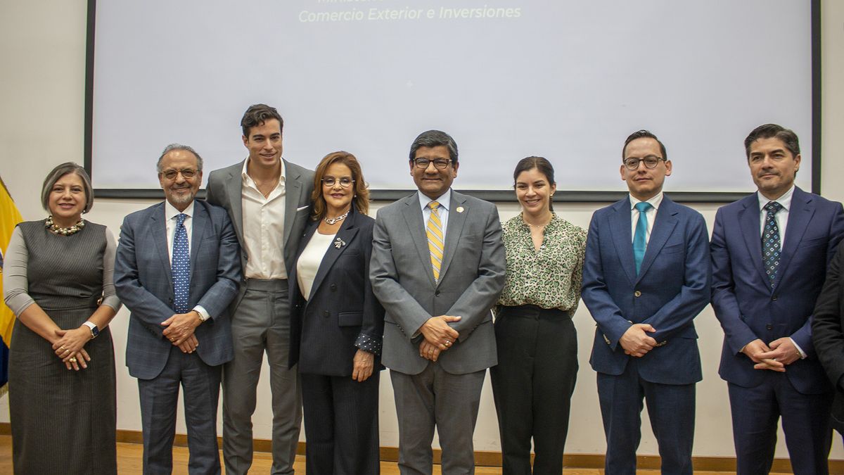 El actor Danilo Carrera (3o izq.) participó en la aprobación del contrato de inversión de nueva película por parte del Ministerio de Producción y COSICA. El actor Danilo Carrera (3o izq.) participó en la aprobación del contrato de inversión de nueva película por parte del Ministerio de Producción y COSICA.