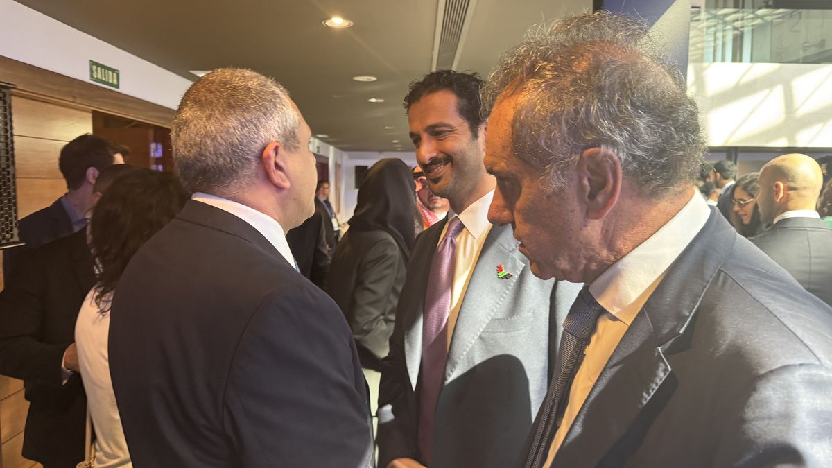 El actual secretario de ONU Turismo, Zurab Pololikashvili, junto a representantes de la candidatura de Emiratos Arabes, frente al secretario de turismo de Argentina, Daniel Scioli.