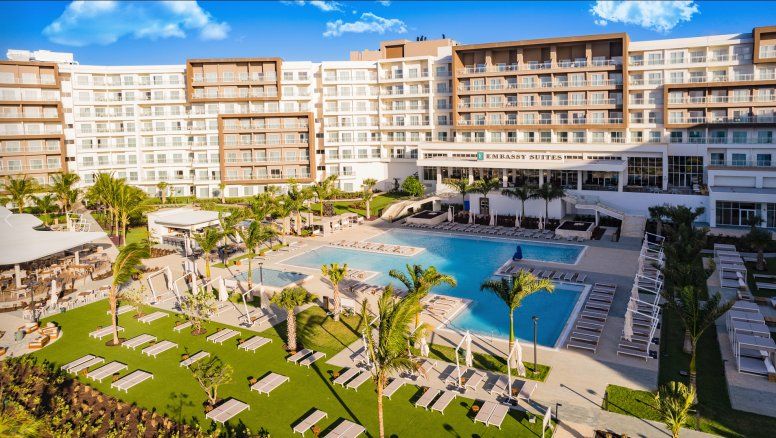 Hilton anunció la apertura del Embassy Suites by Hilton Aruba Resort -propiedad de 330 suites- ubicado entre las deslumbrantes aguas de la playa Eagle Beach y la laguna del santuario de aves Bubali.