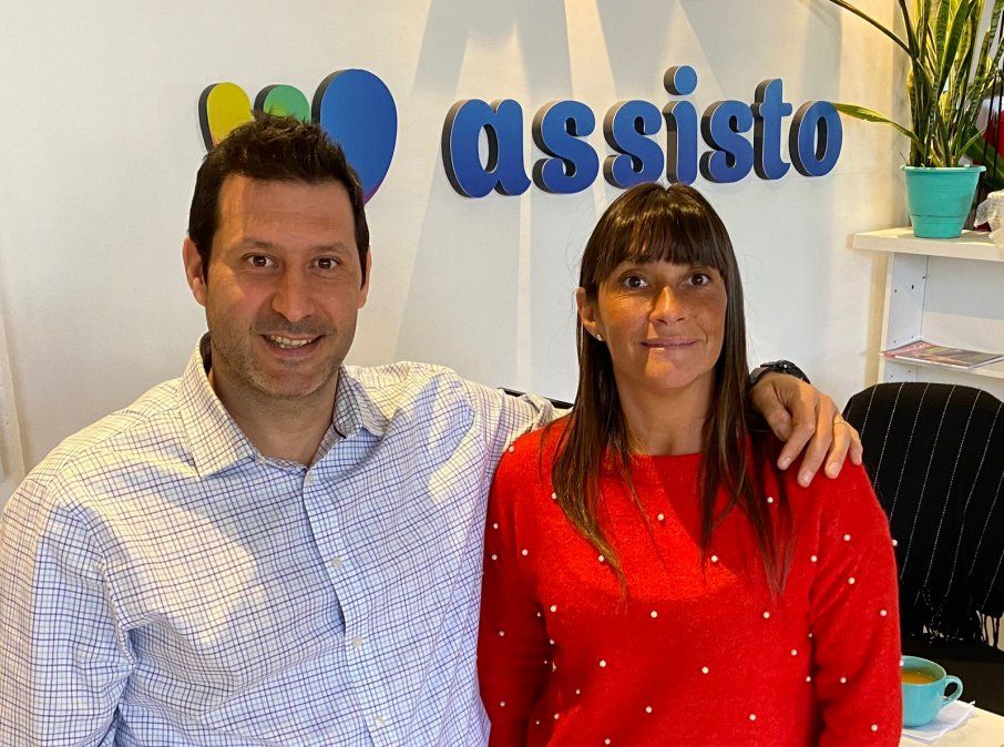 Jerónimo Pou, director de Negocios de Assisto Tu Viaje; y Soledad Miranda, ejecutiva de Cuentas.