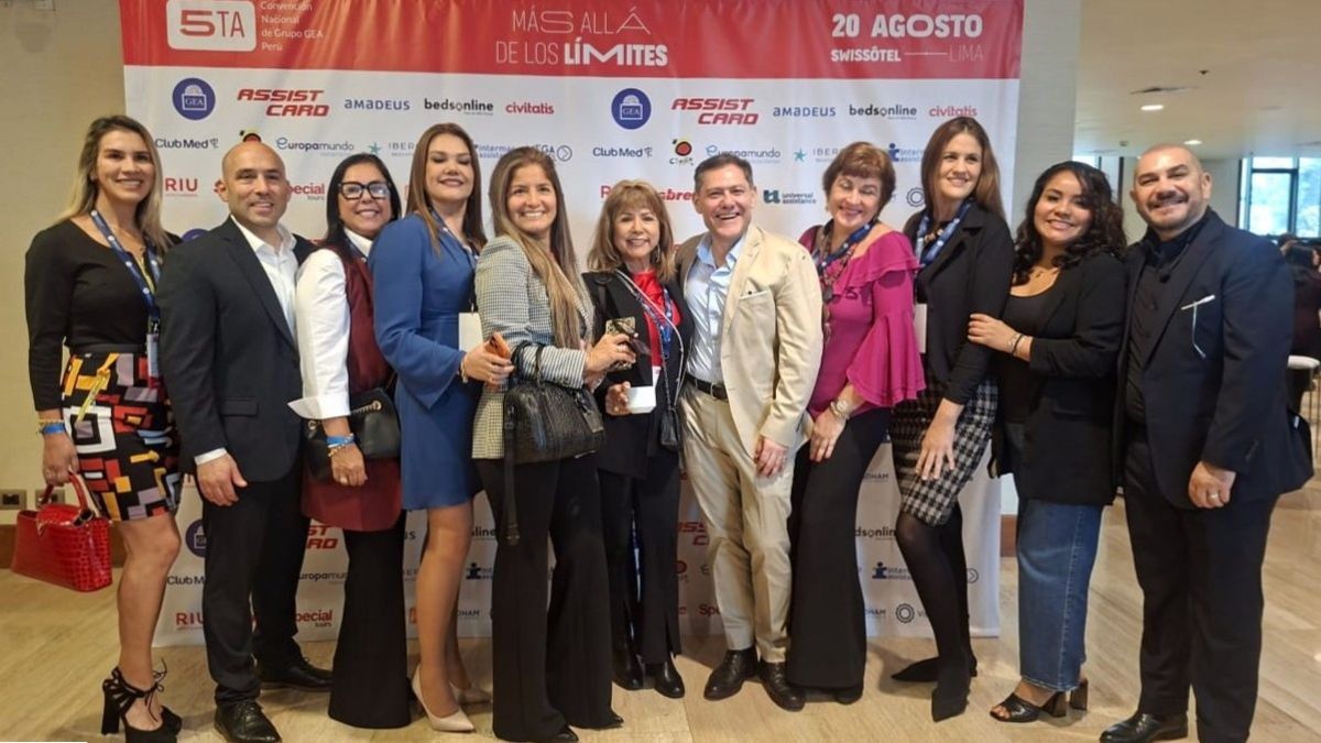 Asistentes aprovechan el coffee break para compartir y generar conexiones.