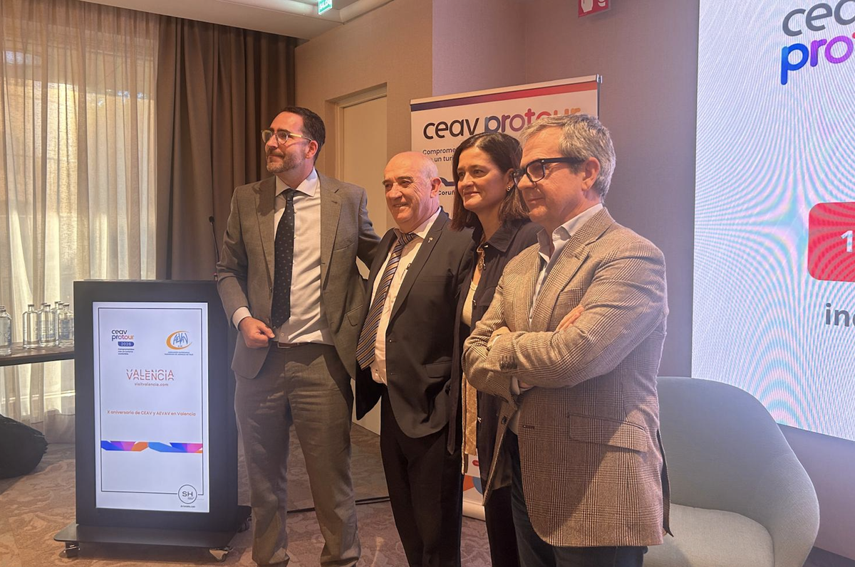 Miguel Angel Perez Alba, Visit Valencia, junto a Miguel Jimenez Martinez, presidente de Aevav, y Mercedes Tejero, gerente de CEAV, durante el CEAV ProTour.