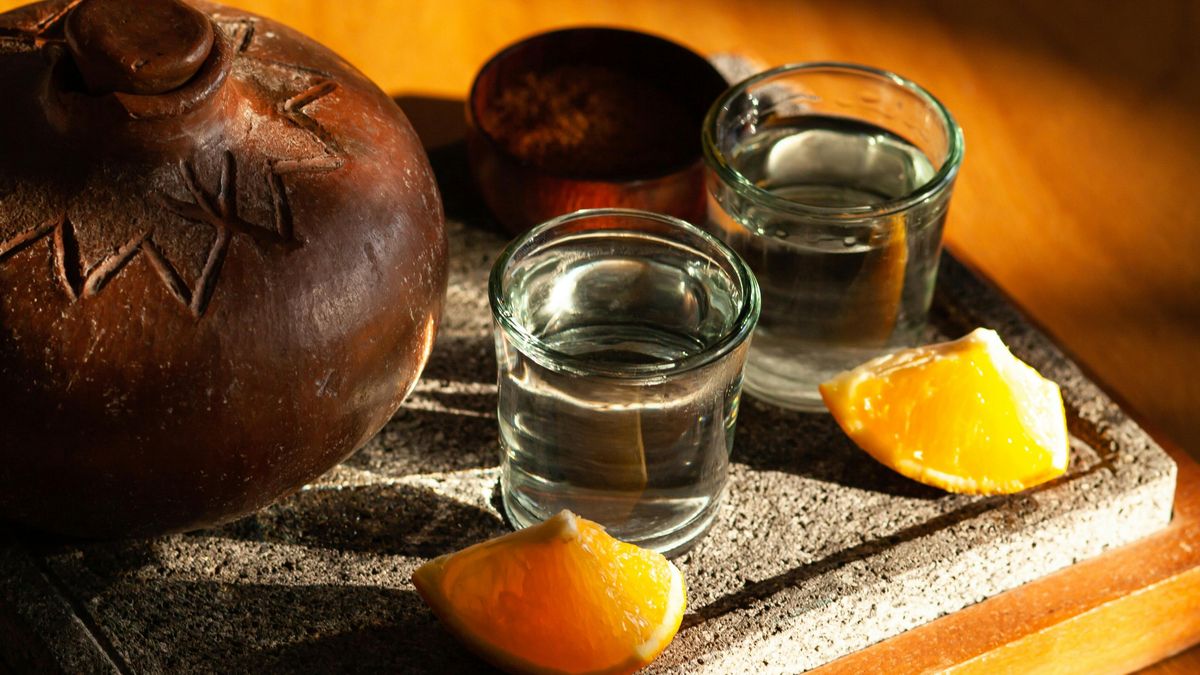 Ruta del mezcal en Puebla, México: un viaje que mezcla paisajes de la Reserva de la Biósfera, pueblos con historia y la tradición del destilado más emblemático.