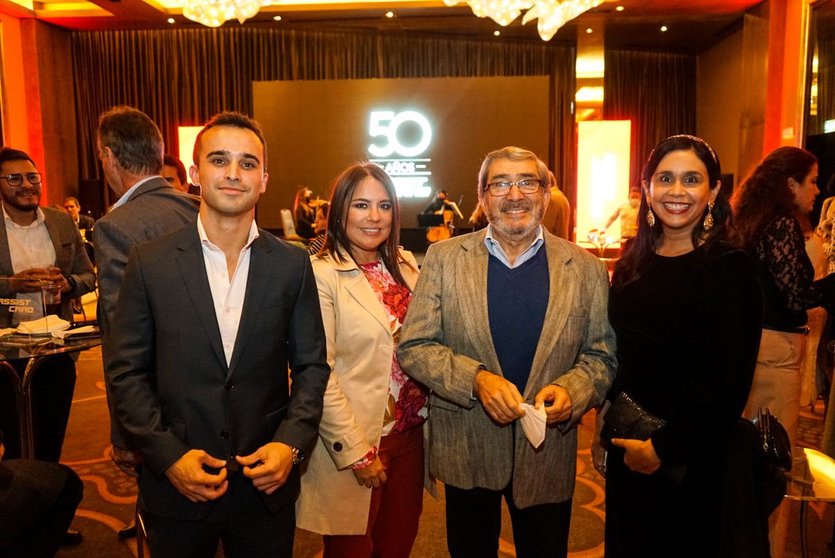 Agustín Aveiro, Country Manager de Assist Card Perú; Claudia Diaz, gerente comercial de Assist Card Perú; Héctor Velit y Janice Velit de Atipax Mundo S.A.C.