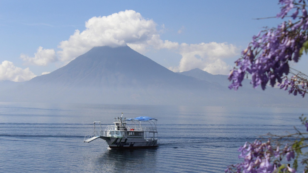 El lago de Atitlán es considerado uno de los más bellos del mundo. El lago de Atitlán es considerado uno de los más bellos del mundo.