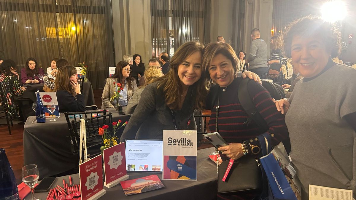 Beatriz Arilla, departamento de promoción y destino turístico de Sevilla, con agentes de viajes.
