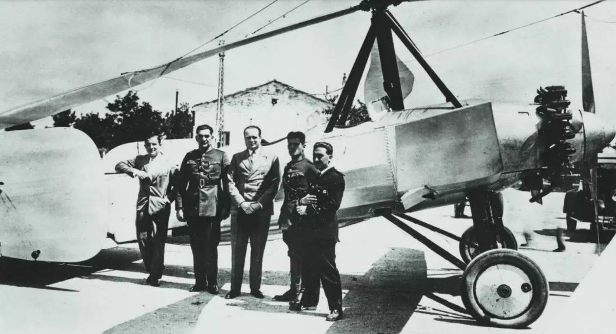 Juan de la Cierva posa (en el centro), frente a su invento: el autogiro. De la Cierva se funde también en la tradición aeronáutica de España, vinculada hoy, también con Airbus Helicopters.