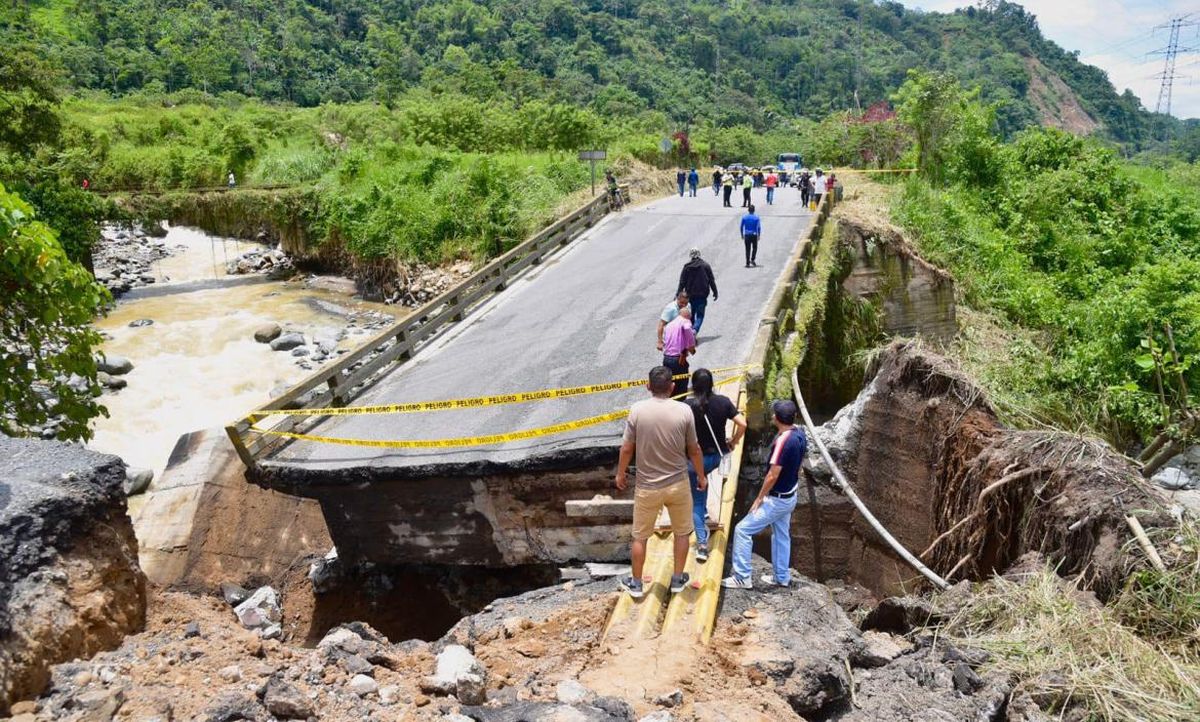 Desde el pasado 1º de marzo la vía Alóag Santo Domingo en el Kilómetro 82, fue afectada por las intensas lluvias. Este inconveniente impedirá el paso vehicular de turistas por feriado de Semana Santa. - Ladevi Medios y Soluciones Desde el pasado 1º de marzo la vía Alóag Santo Domingo en el Kilómetro 82, fue afectada por las intensas lluvias. Este inconveniente impedirá el paso vehicular de turistas por feriado de Semana Santa.