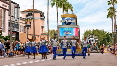 Universal Orlando Resort: Universal Mega Movie Parade combina 13 carrozas nuevas con personajes de películas como Ghostbusters y Jurassic World, alrededor de 100 artistas y efectos especiales para crear una experiencia increíble.