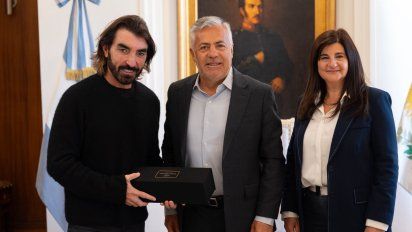 Javier Hidalgo, presidente de Air Europa, junto a Alfredo Cornejo, gobernador de Mendoza y la titular del EMETUR, Gabriela Testa.