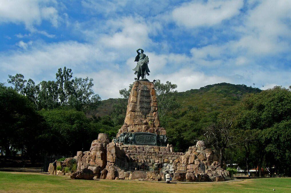 El Monumento al General Martín Miguel de Güemes en Salta es escenario de un desfile de agrupaciones gauchas de toda la provincia cada 17 de junio.