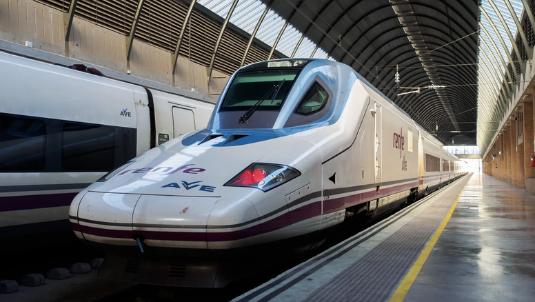 AVE de Renfe que cubre la ruta Madrid-Asturias.