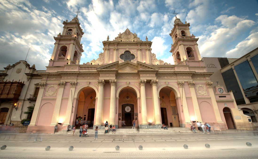 Salta cuenta con propuestas en casa de mal tiempo, una actividad ideal es visitar la Catedral Bas&iacute;lica, cuyo santuario resguarda las im&aacute;genes del
