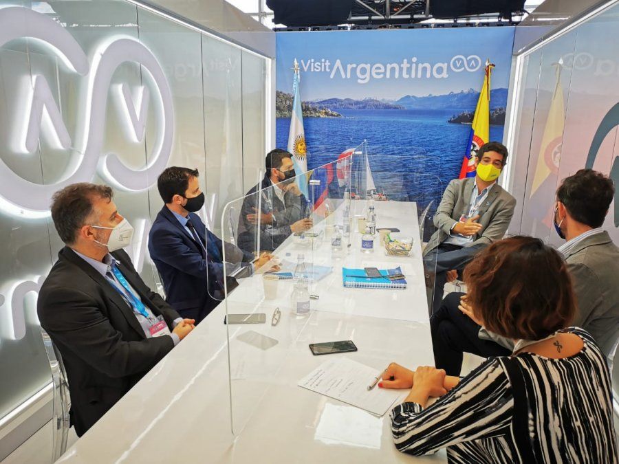 Las autoridades del Inprotur junto a Félix Antelo, presidente y CEO de la aerolínea colombiana low cost Viva Air.