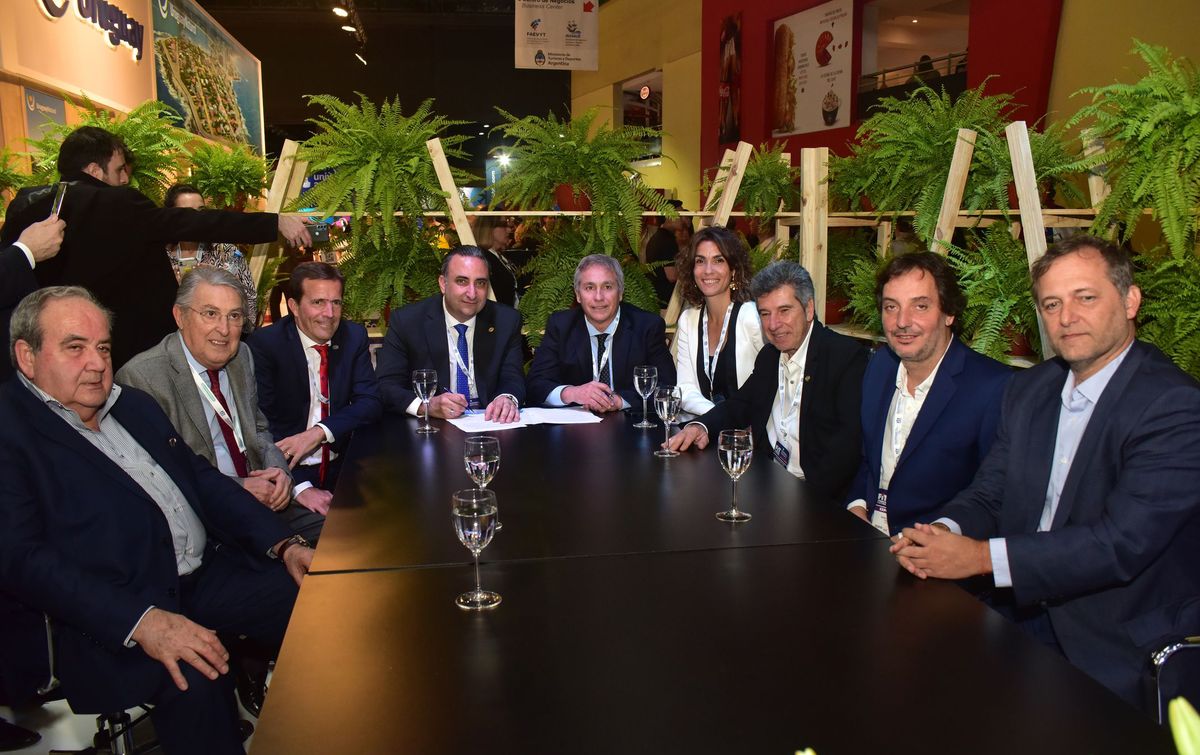 Fernando Desbosts, y Gustavo Hani, rubricaron el convenio. Hoteleros y agencias de viajes, buscan traccionar la comercialización del turismo nacional