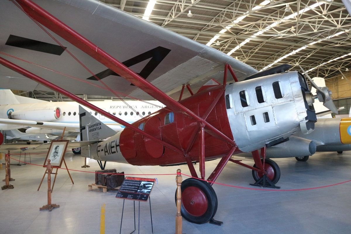 Escapadas en Buenos Aires: el museo de aeronáutica nos muestra el famoso avión que volaba el autor de El Principito.